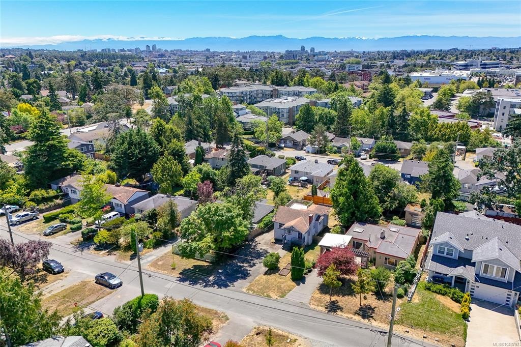 881 Leslie Drive, Saanich, BC, V8X 2Y3 - 42