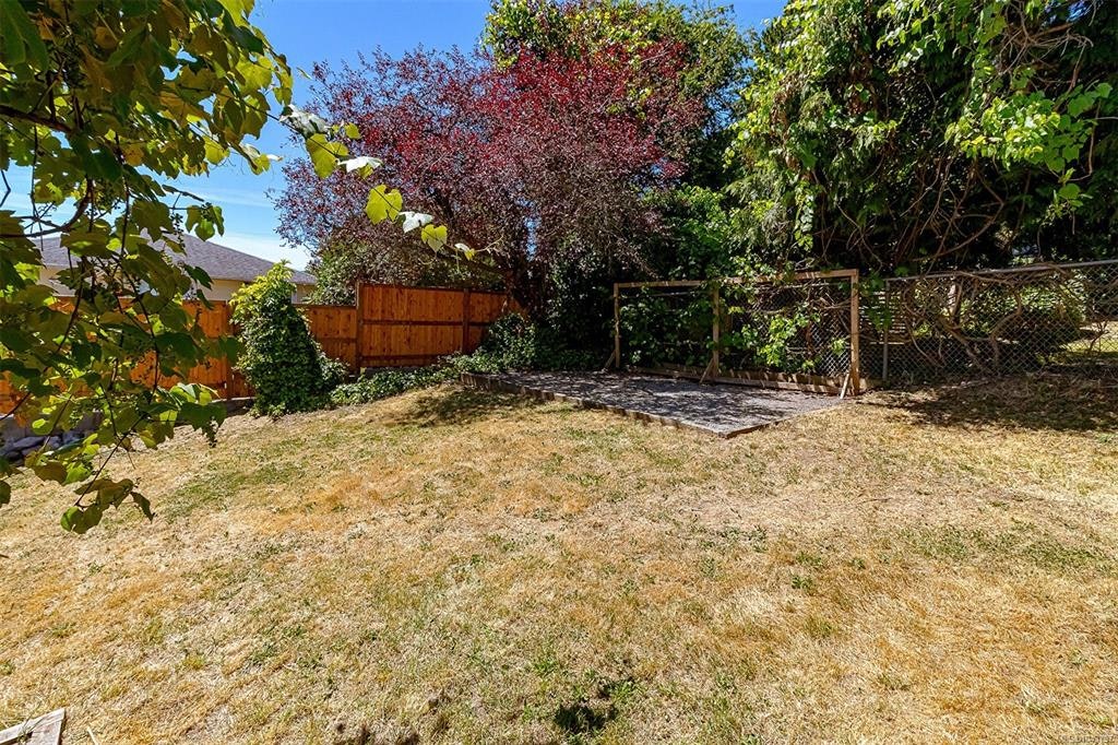 881 Leslie Drive, Saanich, BC, V8X 2Y3 - 37