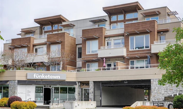 401-7161 West Saanich Road