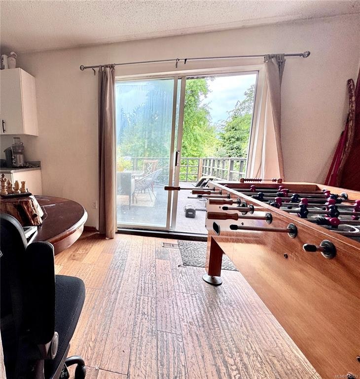 1690 Holly Crescent - 5