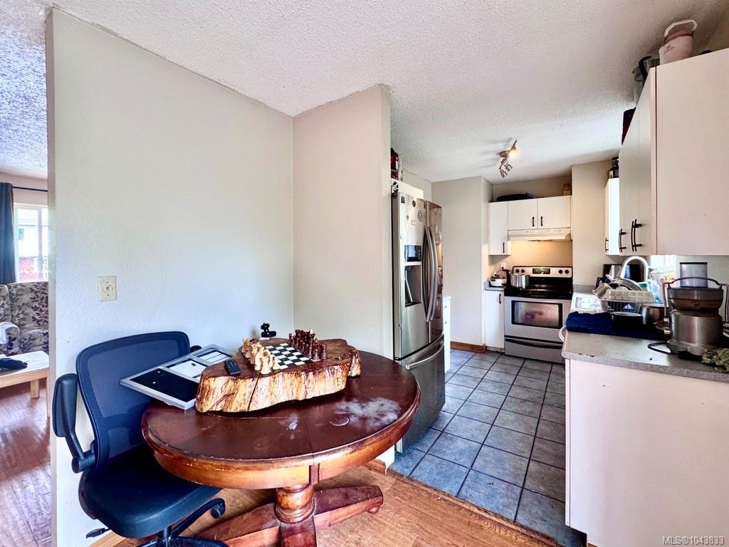 1690 Holly Crescent - 4