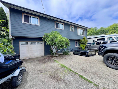 1690 Holly Crescent - 2