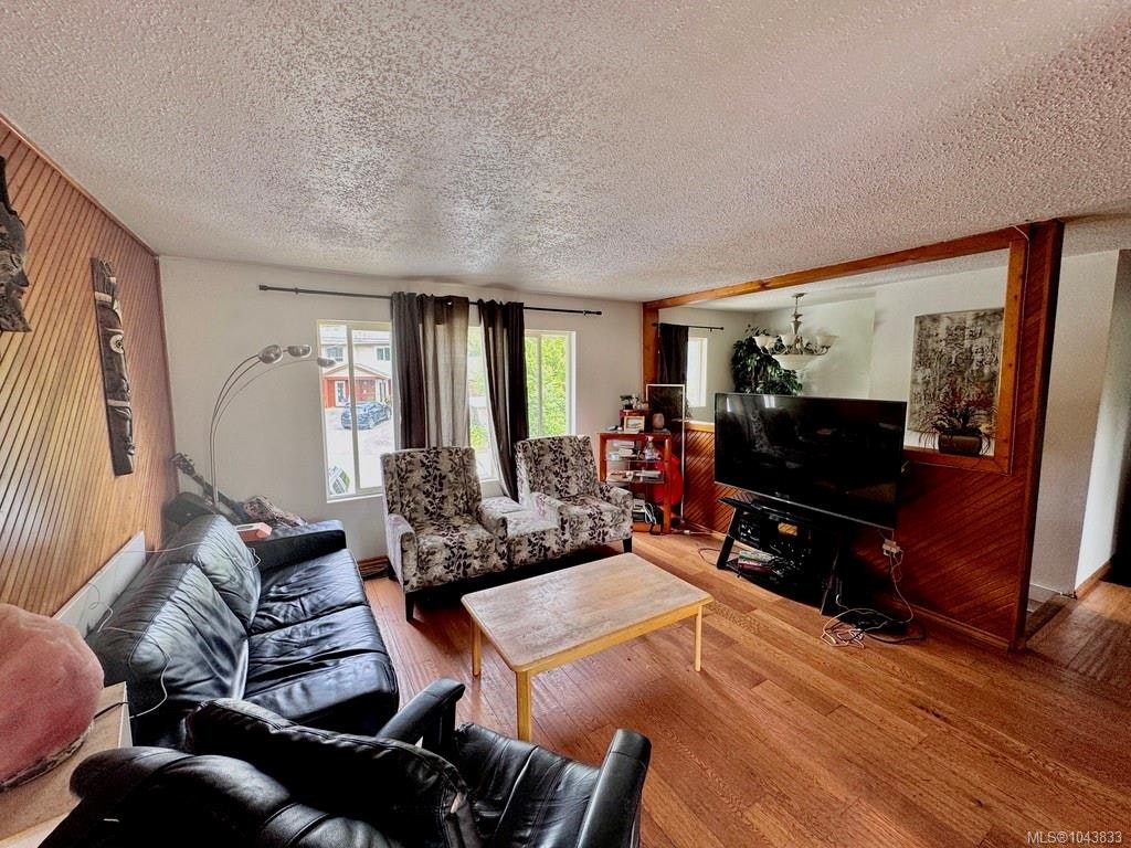 1690 Holly Crescent - 3