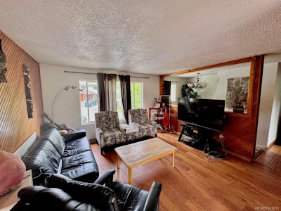 1690 Holly Crescent - 3