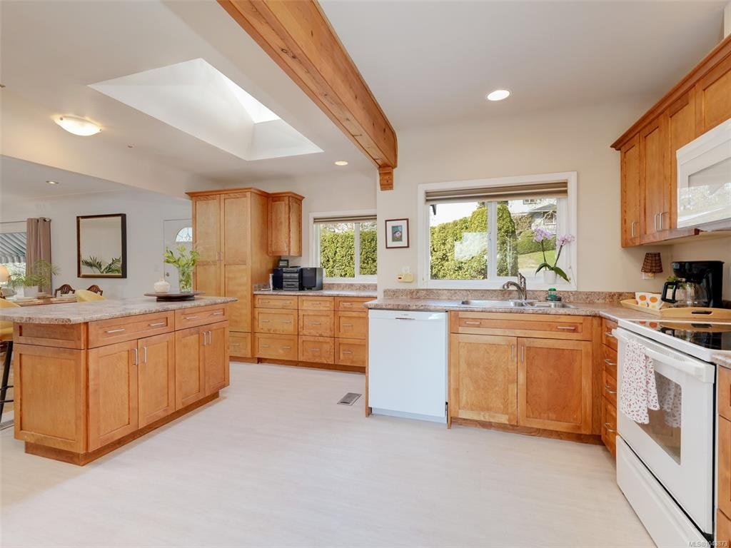 3615 Doncaster Drive, Saanich, BC, V8P 3W5 - 8