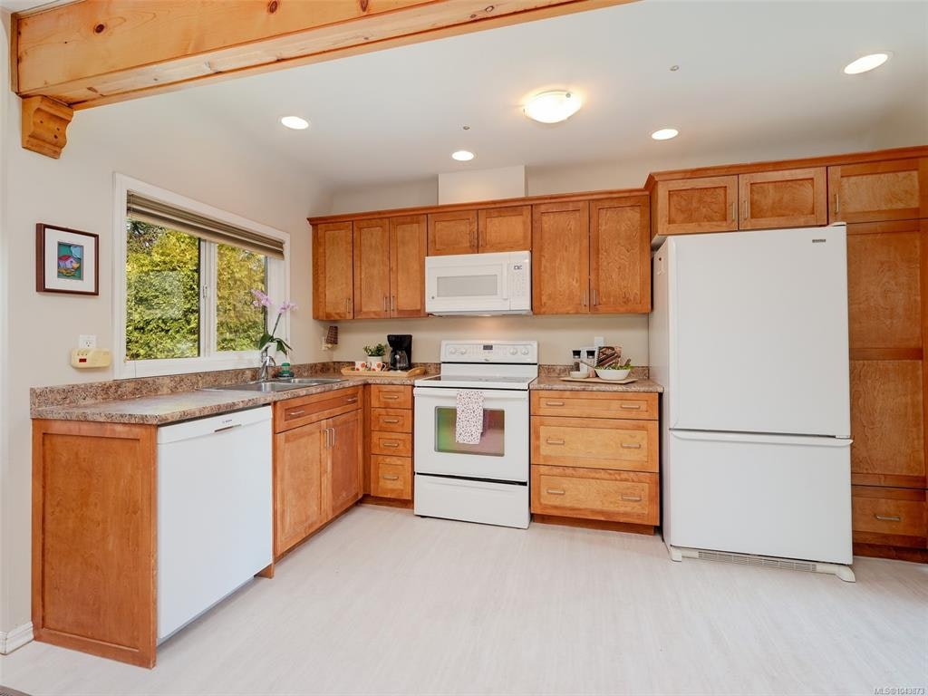 3615 Doncaster Drive, Saanich, BC, V8P 3W5 - 6
