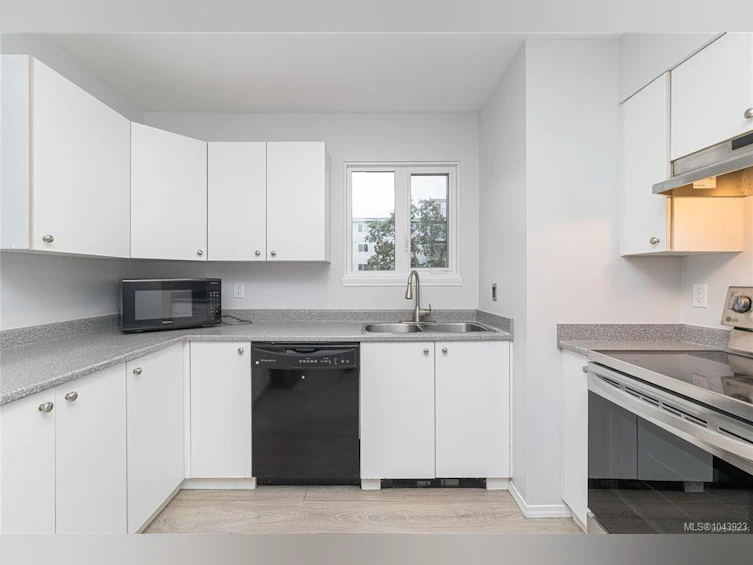 403-2710 Grosvenor Road, Victoria, BC, V8T 3M9 - 20