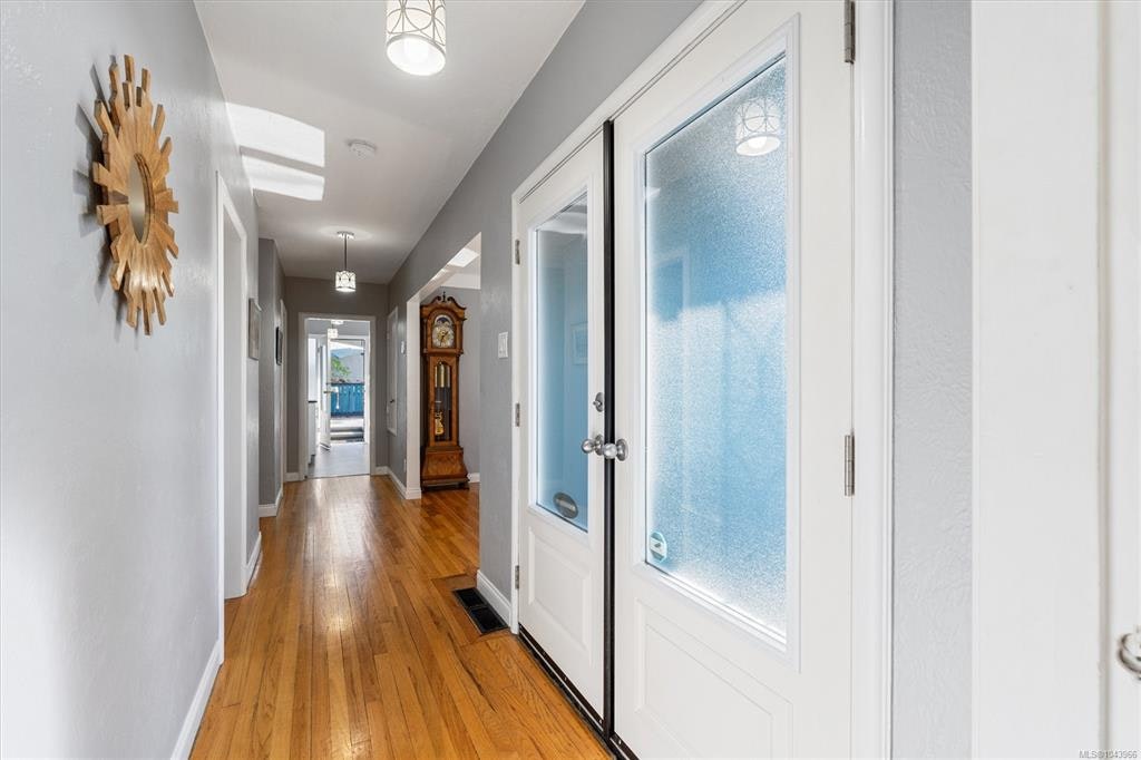3771 Winston Crescent - 3