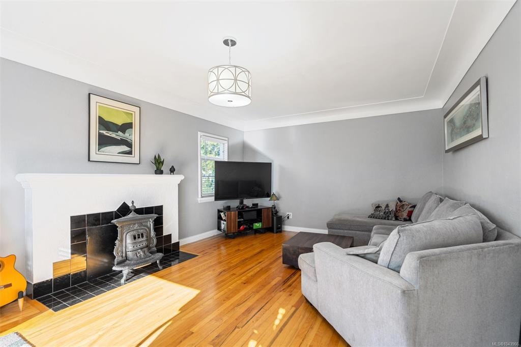 3771 Winston Crescent - 4