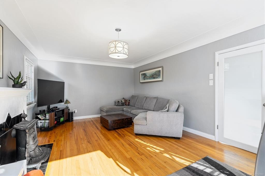 3771 Winston Crescent - 5