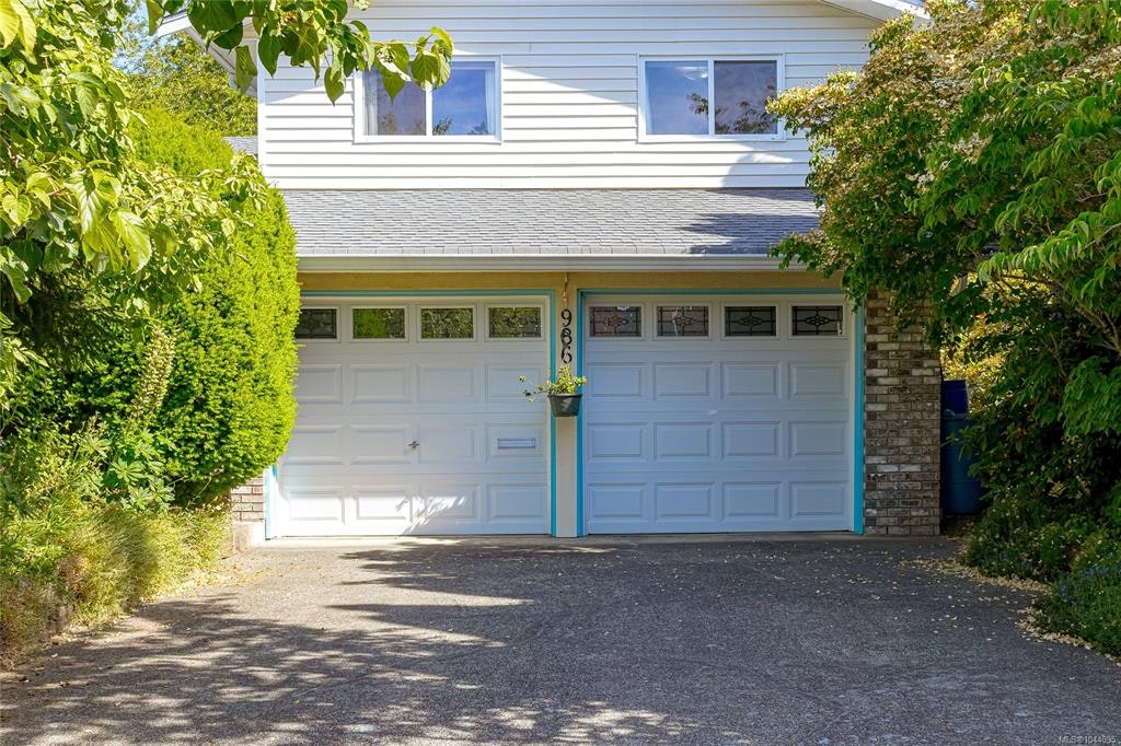986 Lucas Avenue, Saanich, BC, V8X 4H5