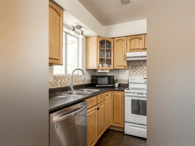 7031 West Saanich Road, Central Saanich, BC, V8M 1G8 - 8