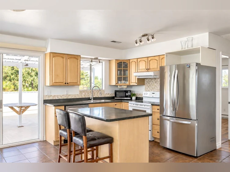 7031 West Saanich Road, Central Saanich, BC, V8M 1G8 - 5