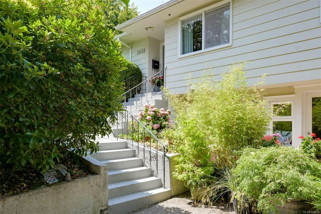 3832 Pitcombe Place, Saanich, BC, V8N 4B9