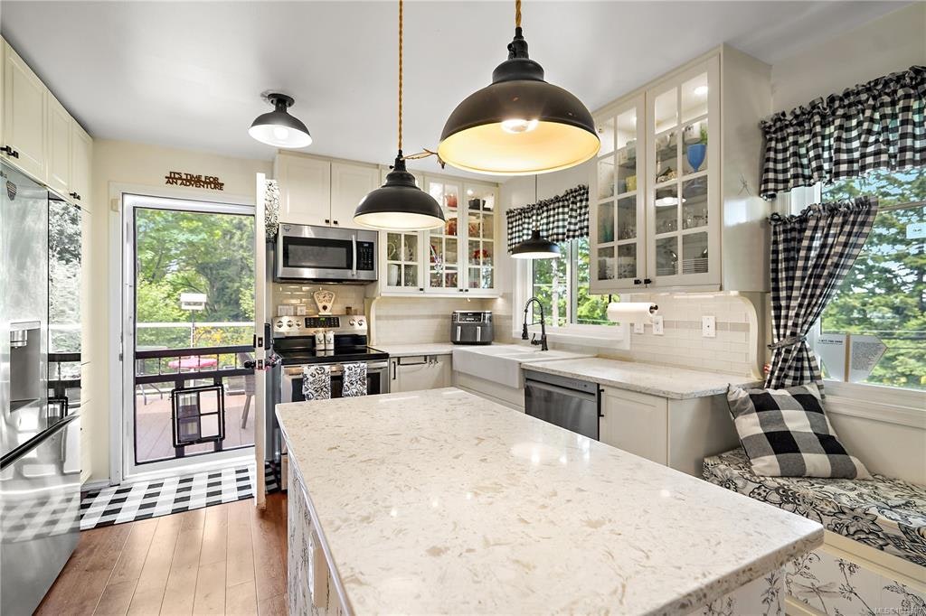 6864 East Saanich Road, Central Saanich, BC, V8Z 5Y9 - 2