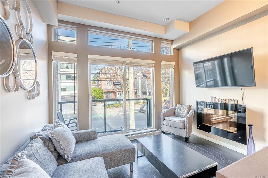 203-1121 Fort Street, Victoria, BC, V8V 3K9 - 3