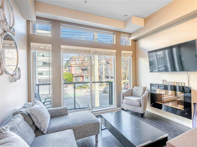203-1121 Fort Street - 3