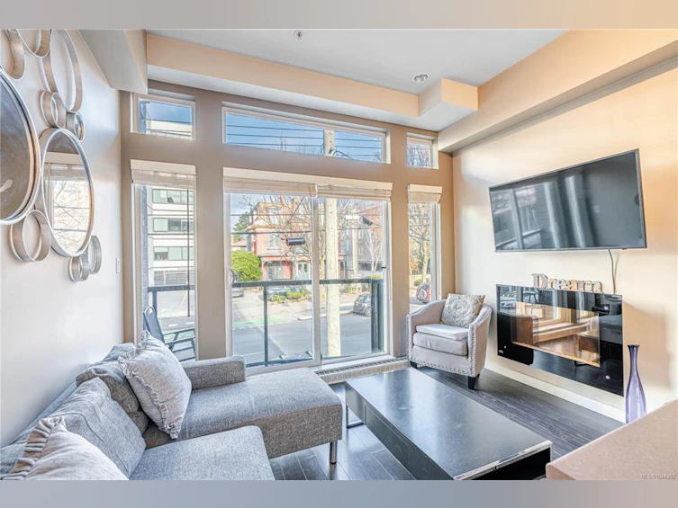 203-1121 Fort Street, Victoria, BC, V8V 3K9 - 3