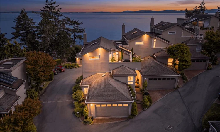 5-4771 Cordova Bay Road
