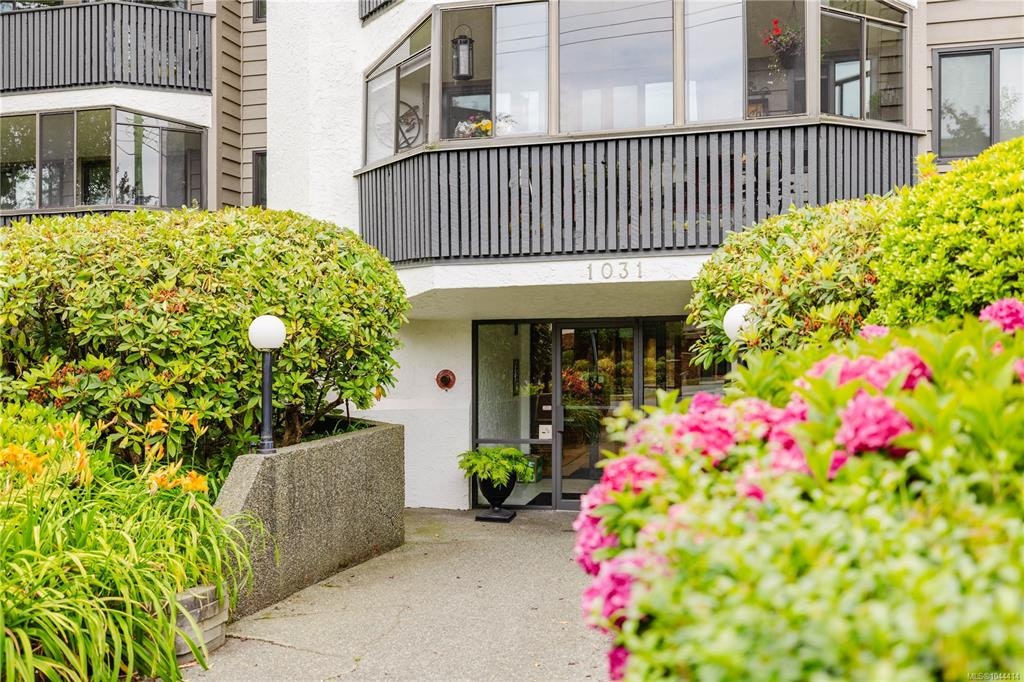 303-1031 Burdett Avenue - 3