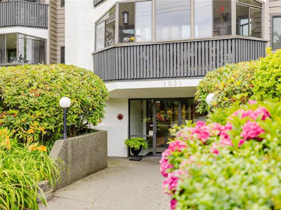 303-1031 Burdett Avenue - 3