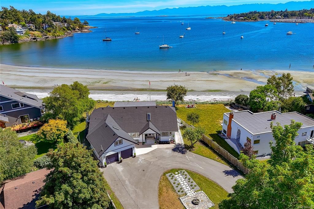 3905B Cadboro Bay Road, Saanich, BC, V8N 4G3