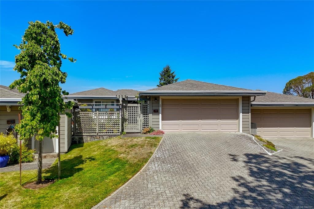 607-2829 Arbutus Road, Saanich, BC, V8N 5X5