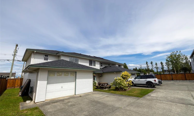 1-2553 Kingcome Place