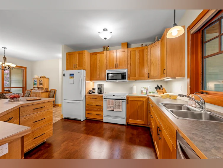 307 Bates Drive, Fanny Bay, BC, V0R 1W0 - 4