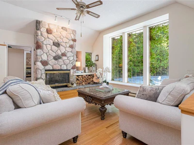 2526 W Island Highway - 3
