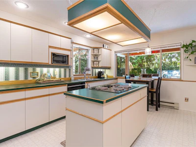 2526 W Island Highway - 5