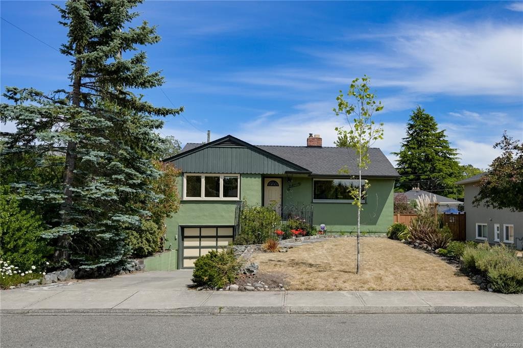 2471 Dryfe Street, Oak Bay, BC, V8R 5T3