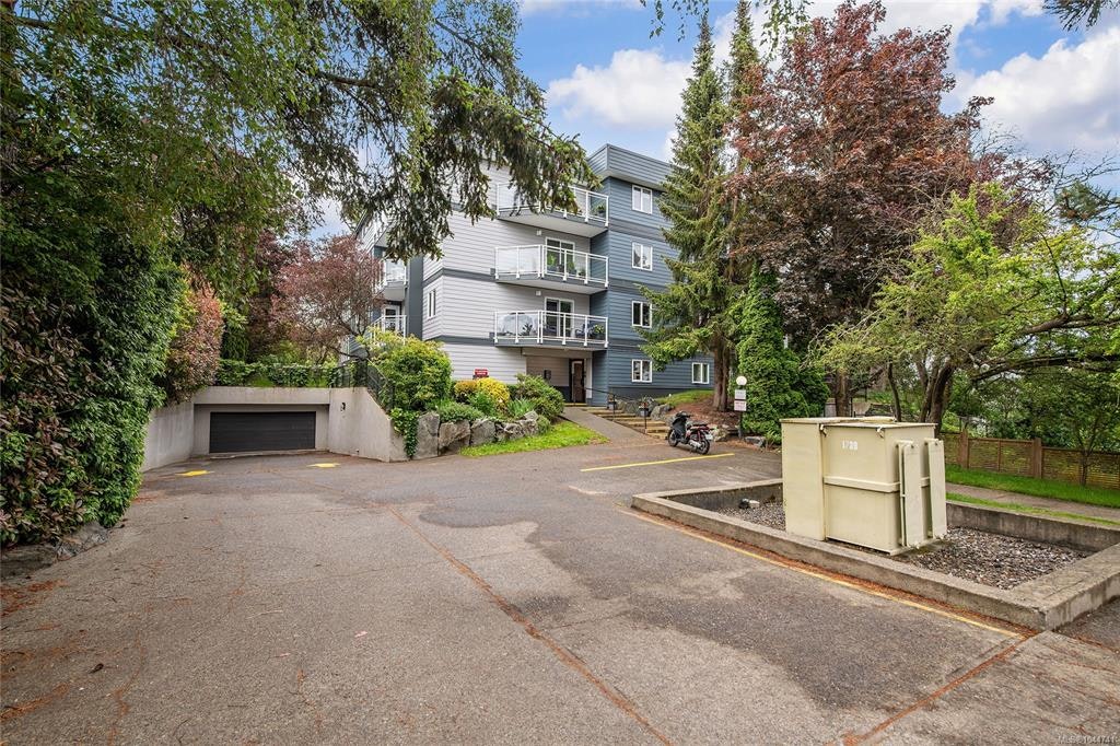 208-949 Cloverdale Avenue, Saanich, BC, V8X 2T4