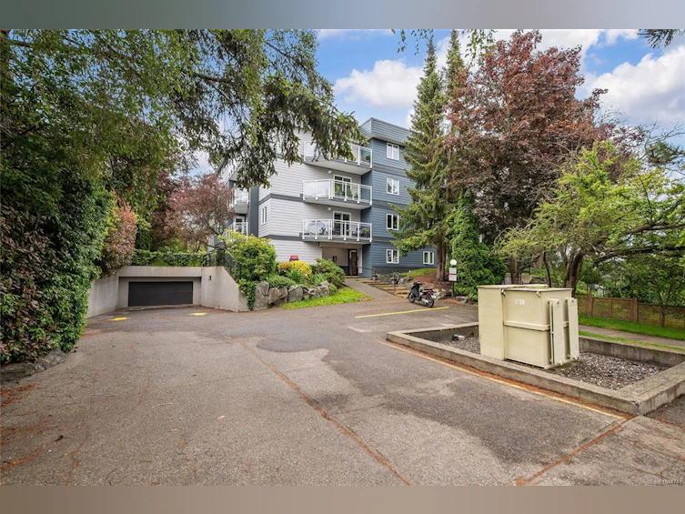 208-949 Cloverdale Avenue, Saanich, BC, V8X 2T4