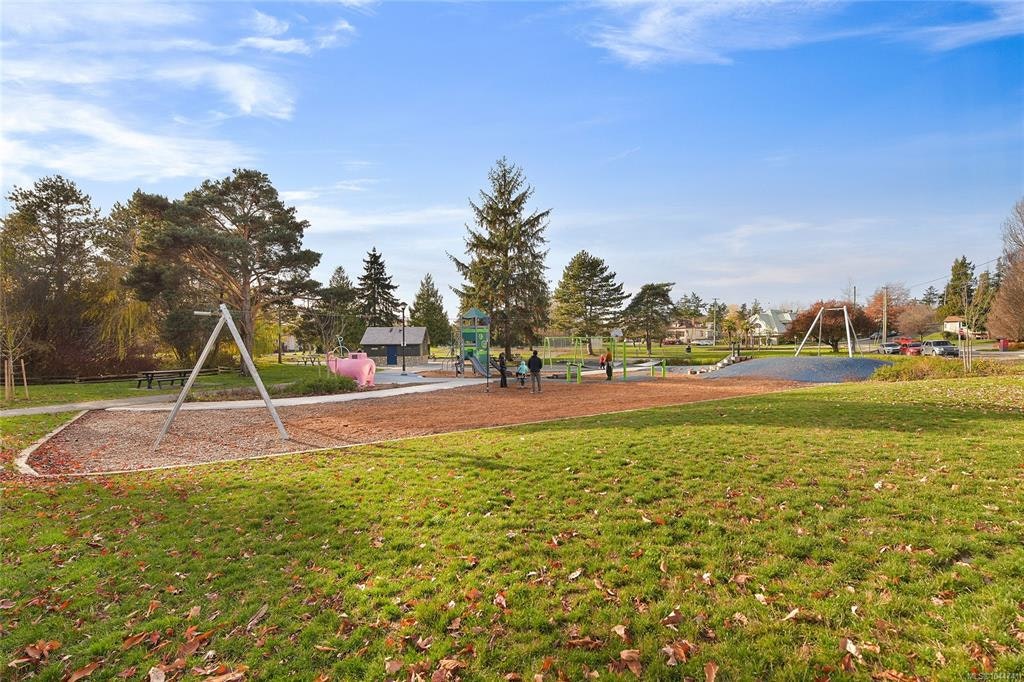 208-949 Cloverdale Avenue, Saanich, BC, V8X 2T4 - 31