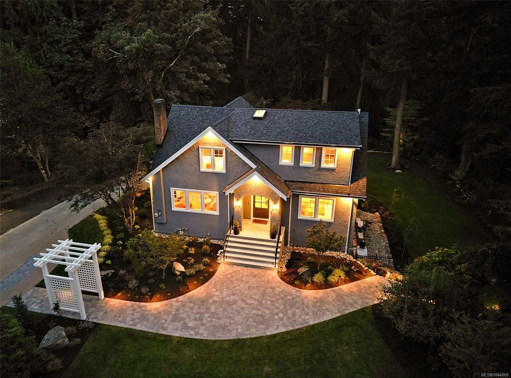 2535 Queenswood Drive, Saanich, BC, V8N 1X4