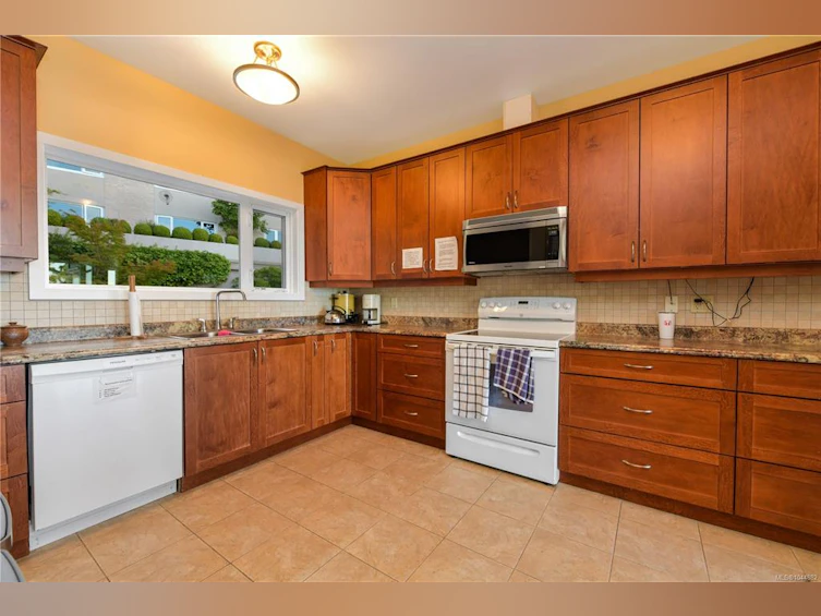 109-2829 Arbutus Road, Saanich, BC, V8N 5X5 - 34