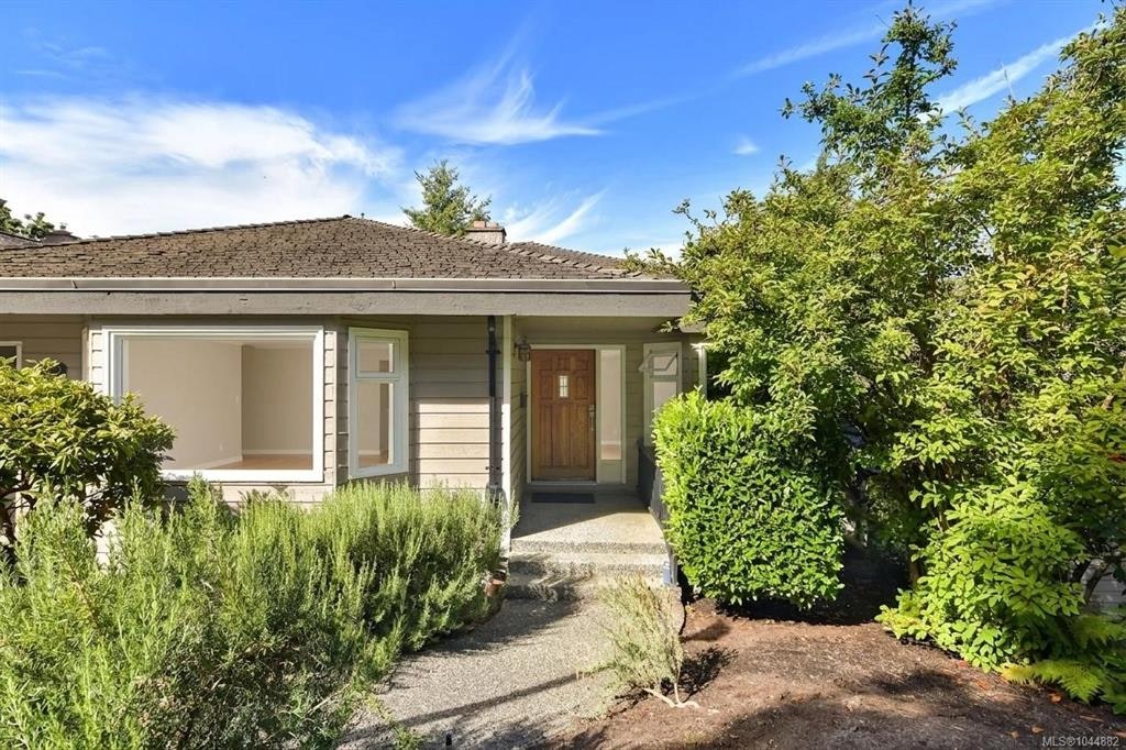 109-2829 Arbutus Road, Saanich, BC, V8N 5X5 - 2
