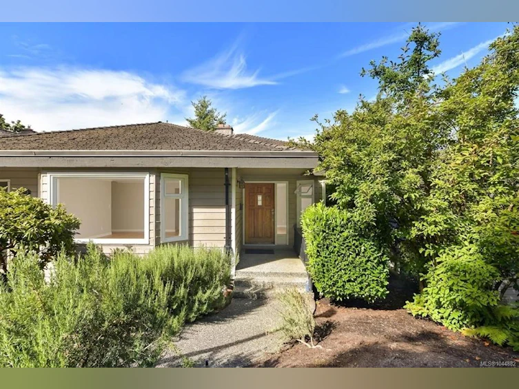109-2829 Arbutus Road, Saanich, BC, V8N 5X5 - 2