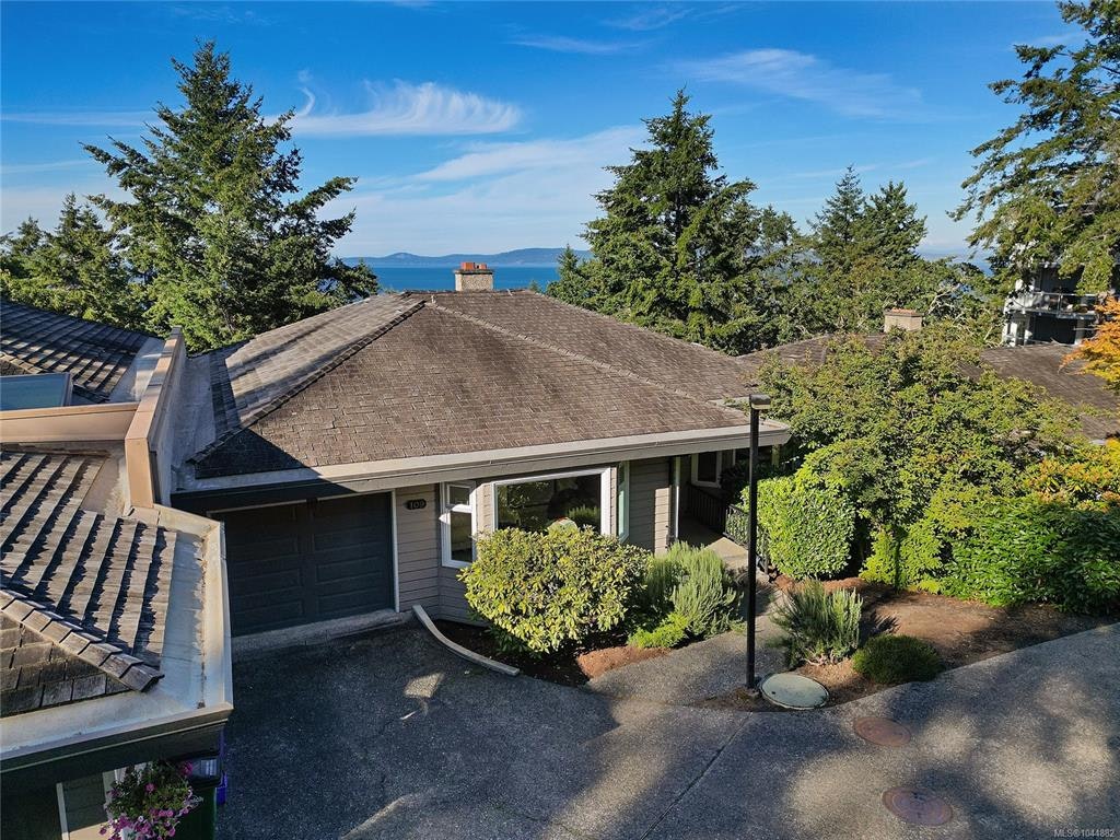 109-2829 Arbutus Road, Saanich, BC, V8N 5X5