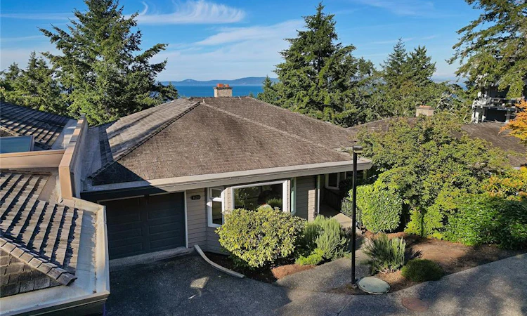 109-2829 Arbutus Road