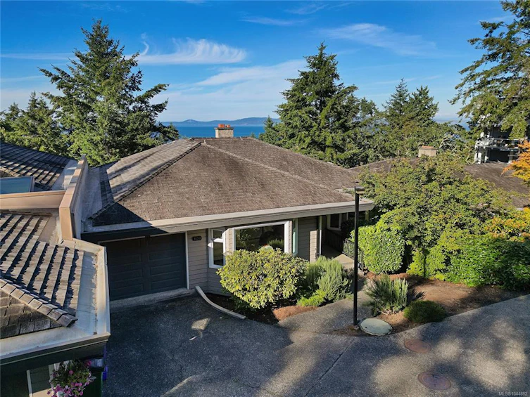 109-2829 Arbutus Road, Saanich, BC, V8N 5X5