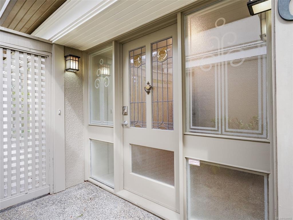 6-735 Moss Street - 4