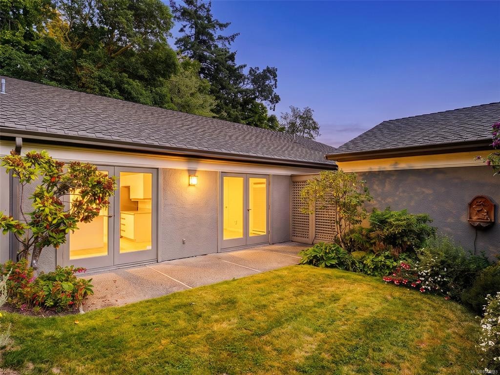 6-735 Moss Street - 2
