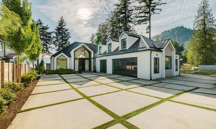 7380 Lakefront Drive