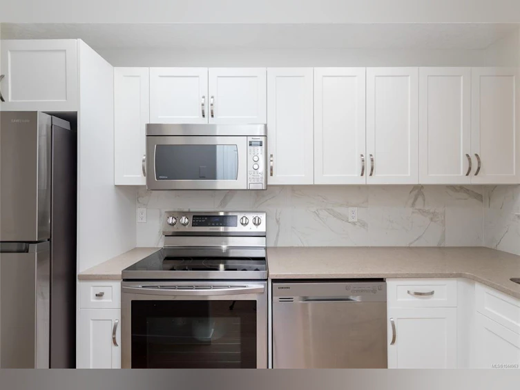 204-9725 Fourth Street, Sidney, BC, V8L 2Y8 - 8