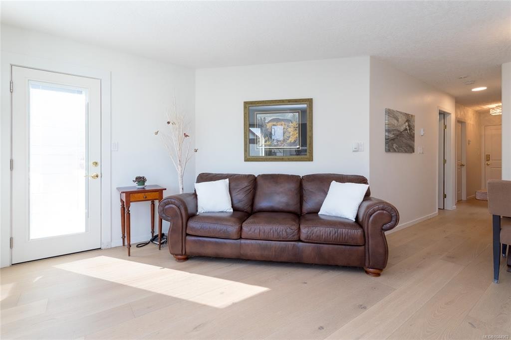204-9725 Fourth Street, Sidney, BC, V8L 2Y8 - 5