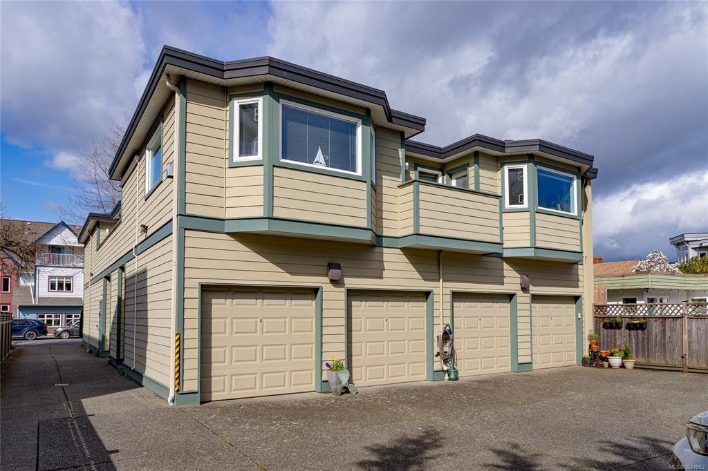 204-9725 Fourth Street, Sidney, BC, V8L 2Y8 - 2