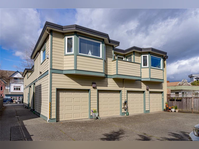 204-9725 Fourth Street, Sidney, BC, V8L 2Y8 - 2