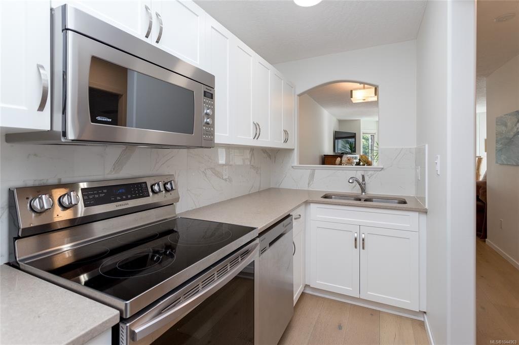 204-9725 Fourth Street, Sidney, BC, V8L 2Y8 - 9